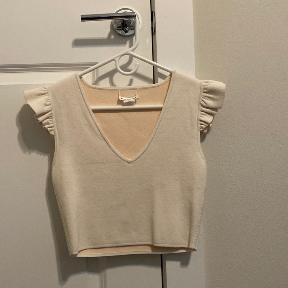 Club Monaco cropped pink sweater top with ruffle sleeves. Size xs.